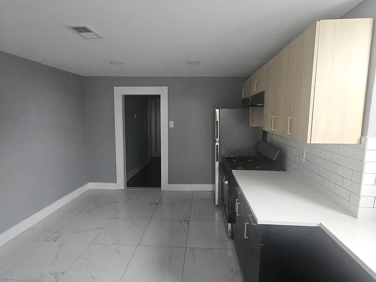 559 Grove St #2F — Photo 6
