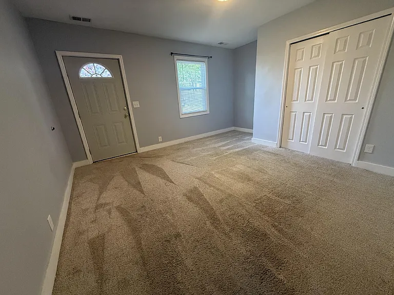916 Schiller Ct — Photo 3