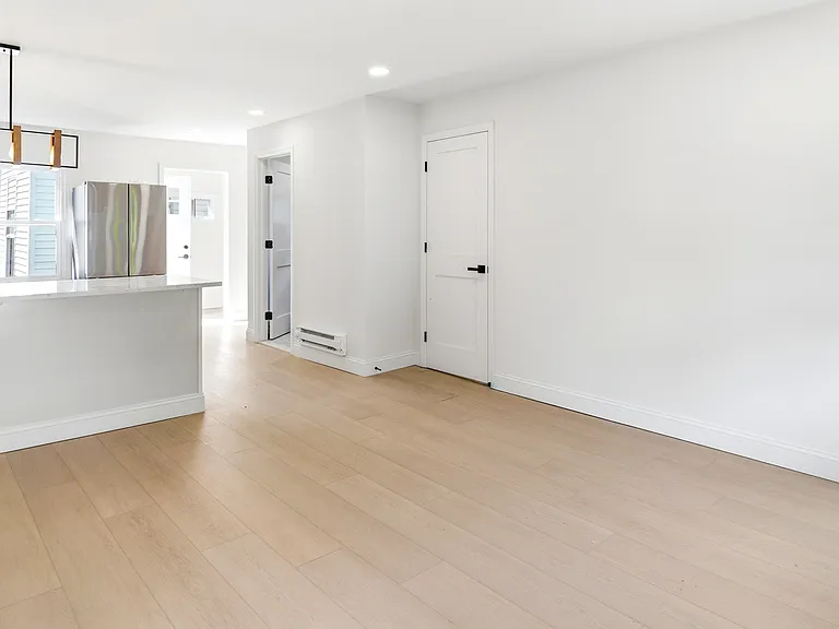 475 Burnside St — Photo 3