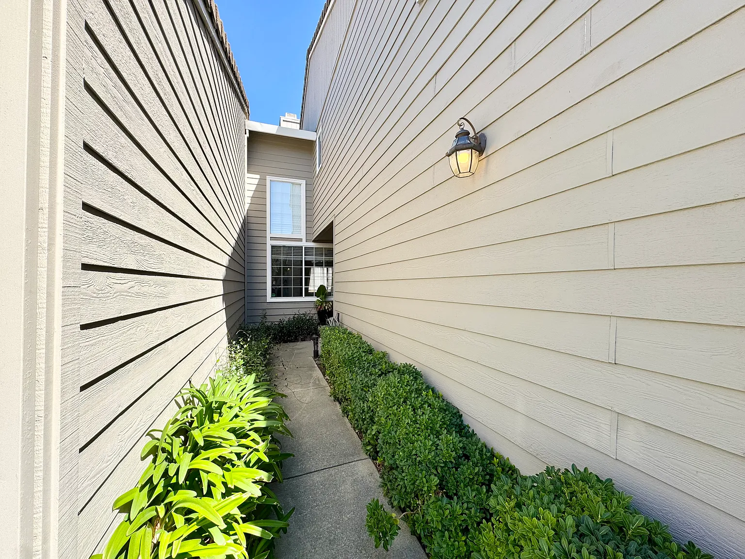 3 bed, 2.5 bath, 1528 sqft, $3,820 — Photo 3