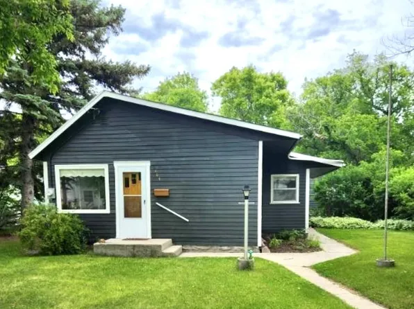 405 Brander St, Bottineau, ND 58318