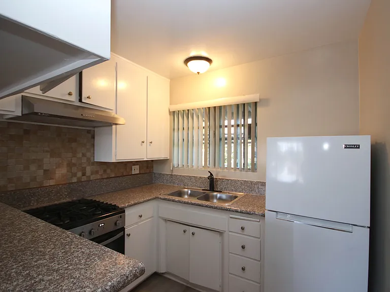 976 E Villa St #11 — Photo 5
