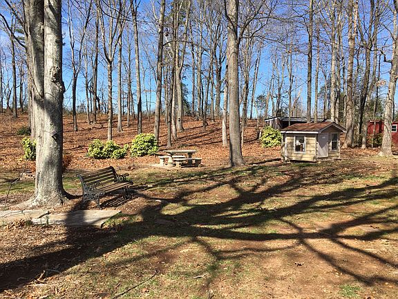 Secluded back yard & picnic