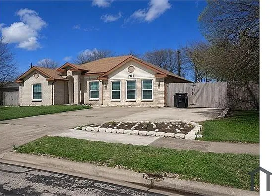 5 bed, 2289 sqft, $2,100 — Photo 2