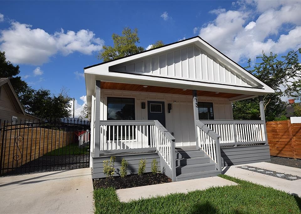 1st image of 813 E 32nd 1/2 St