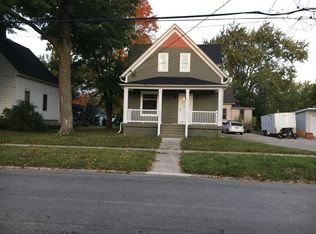 927 1/2 Wheeler St, Woodstock, IL 60098