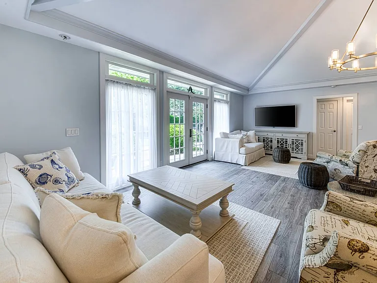 229 W Lake Dr — Photo 5