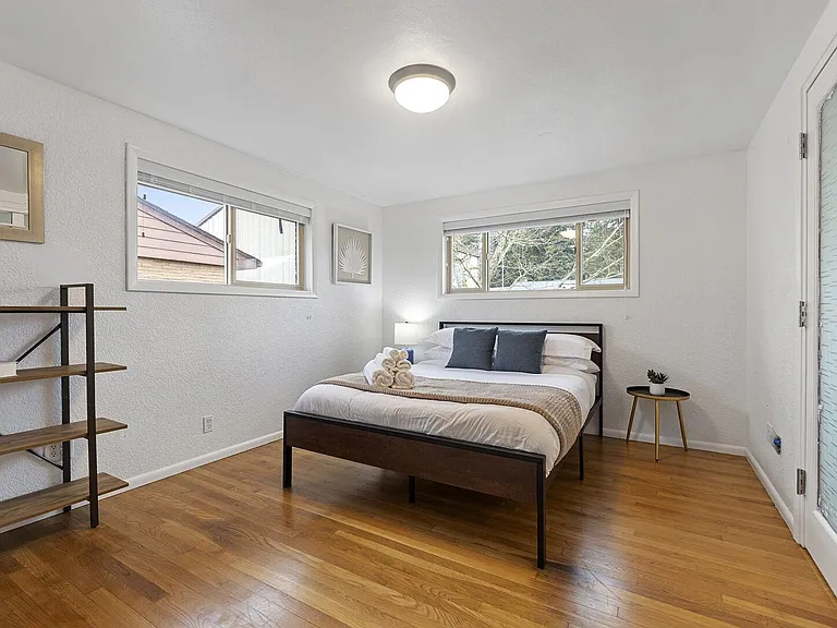 1627 E Broadway St — Photo 16