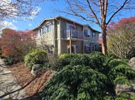 Deer Hollow (1605 10th St), 1