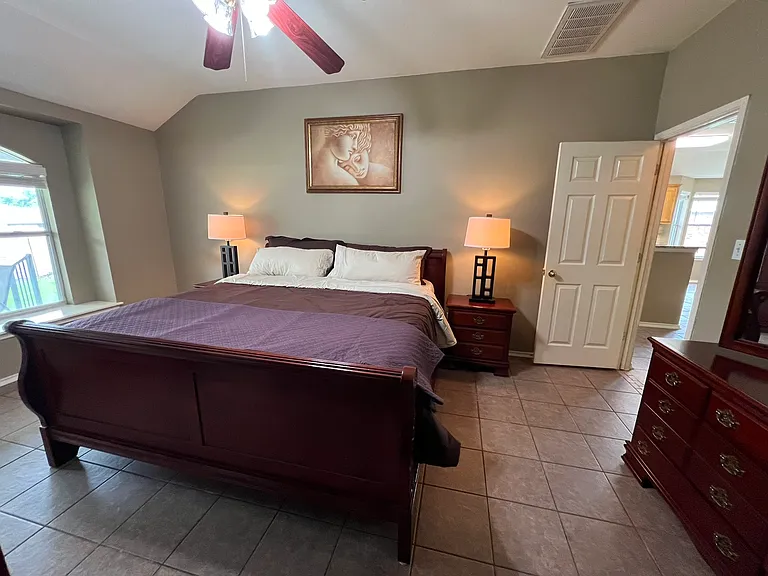 Mater bed room - King bed