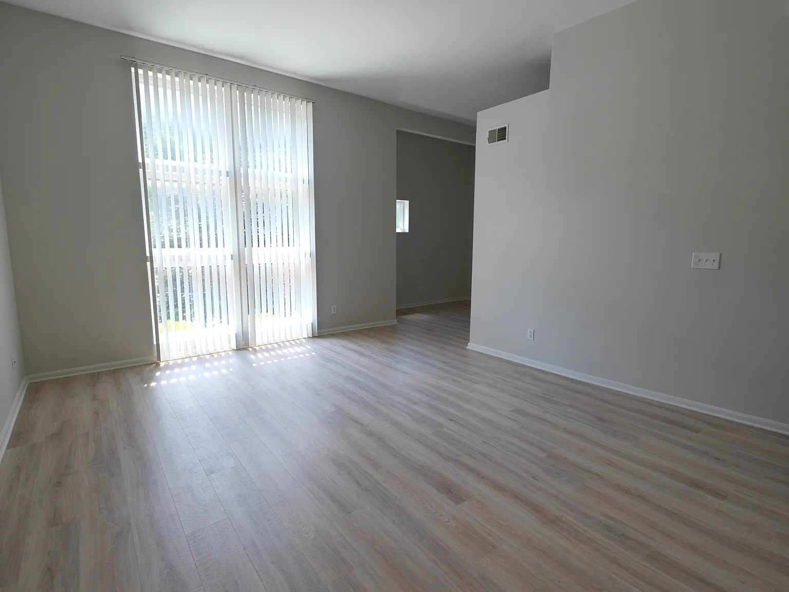 2 bed, 969 sqft, $1,499 — Photo 4