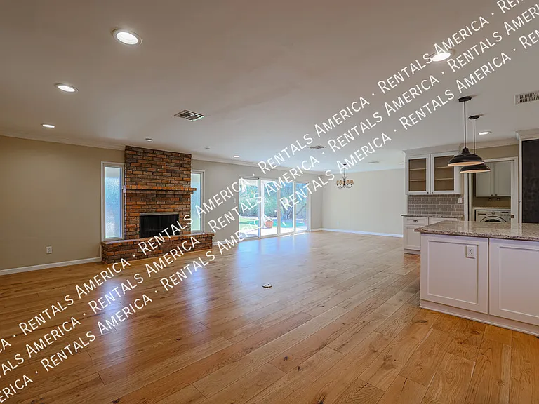8613 E Clarendon Ave — Photo 4