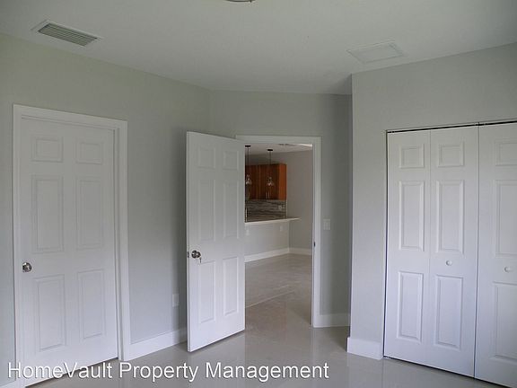 5th image of 390 Pennfield Ave #2