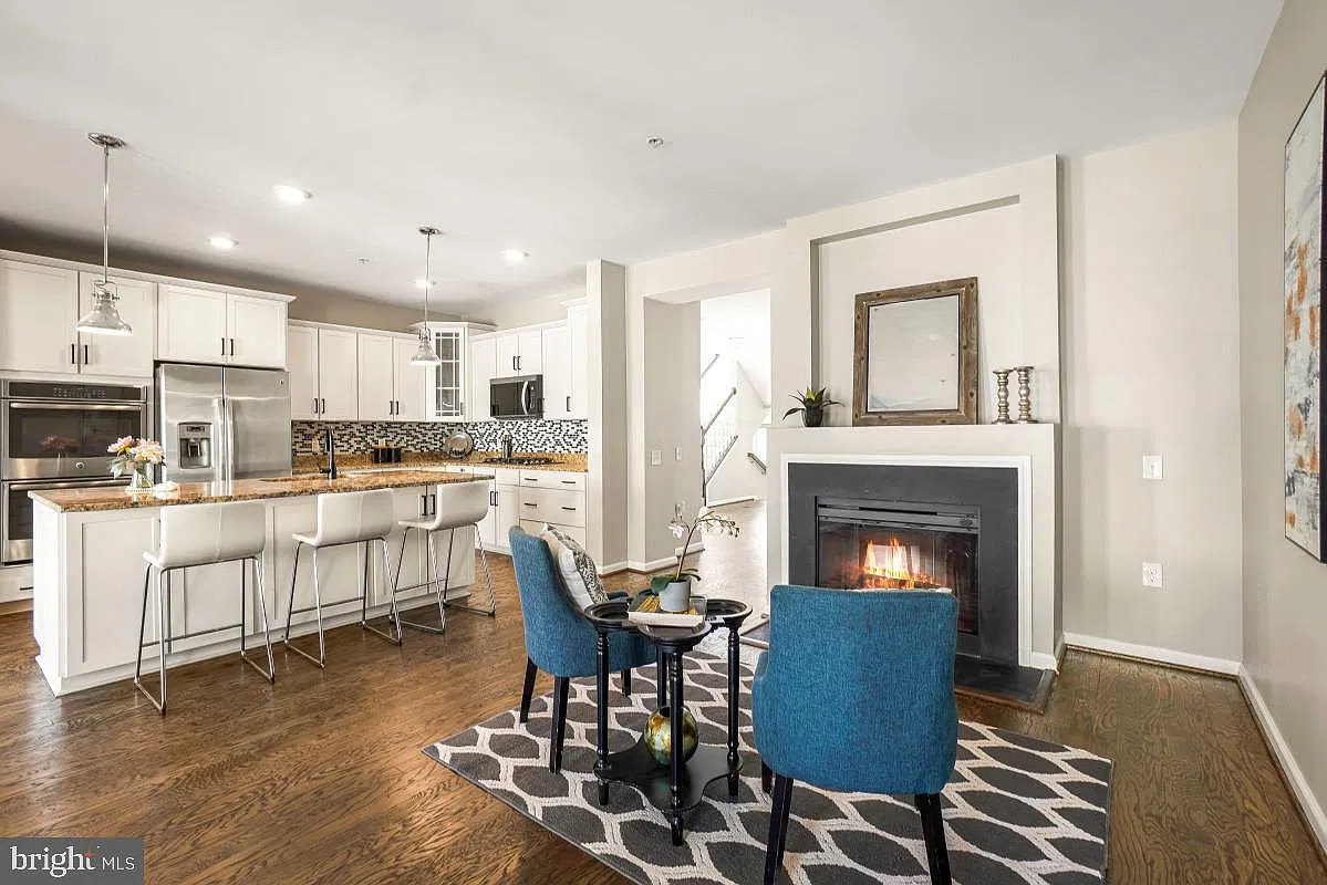 3 bed, 2.5 bath, 2683 sqft, $3,200 — Photo 1