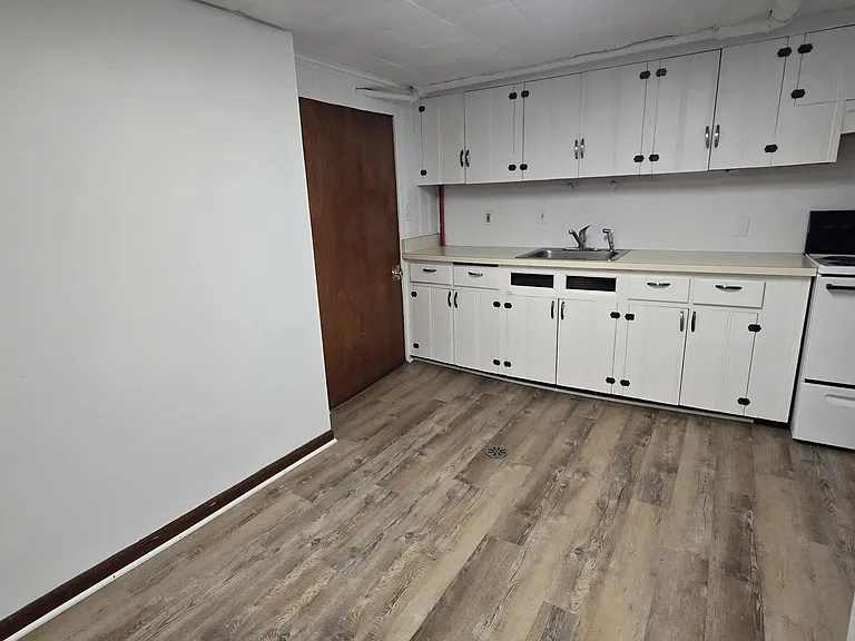 1143 Beaconsfield Ave #6 — Photo 2