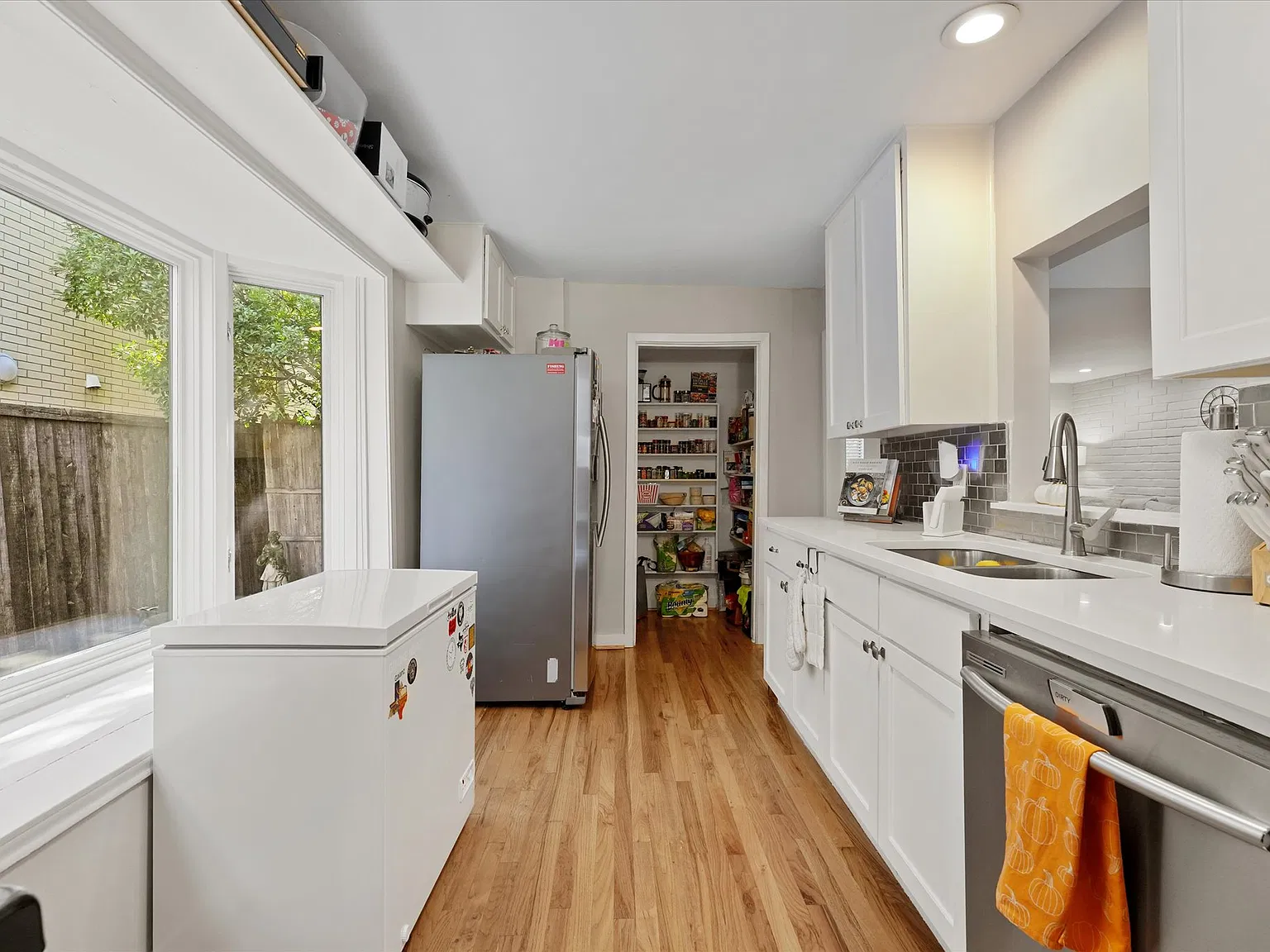 3 bed, 2.5 bath, 2400 sqft, $4,200 — Photo 4