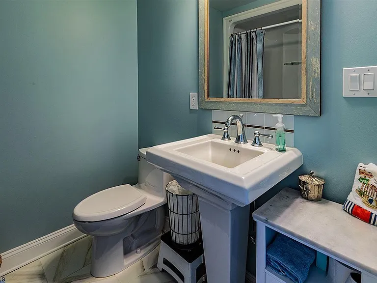 1001 Beach Ave E — Photo 10