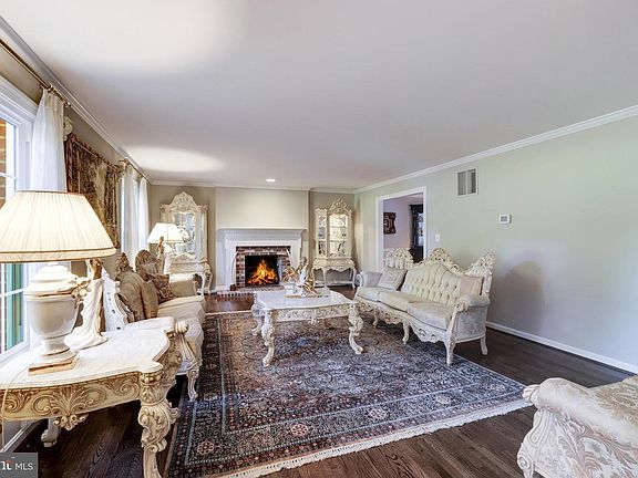 4th image of 725 Gouldman Ln