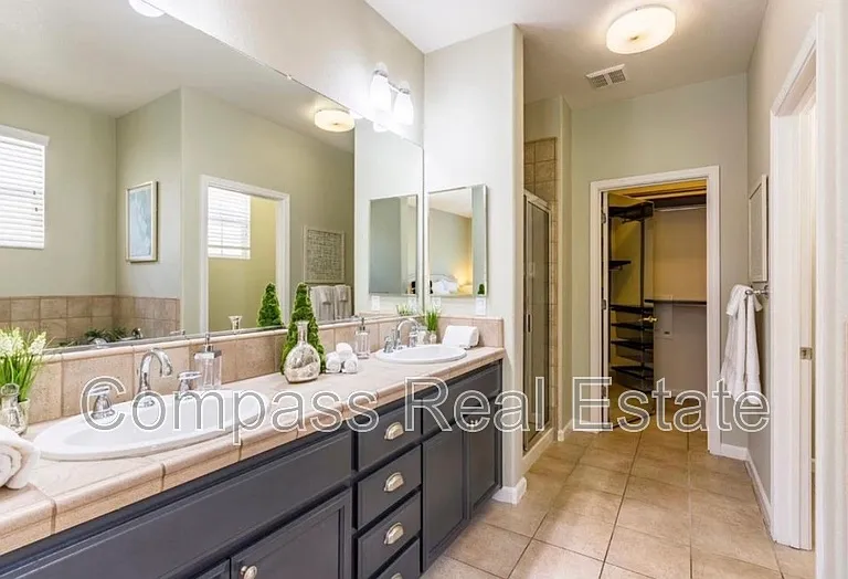 2258 Golden Crest Cmns — Photo 9