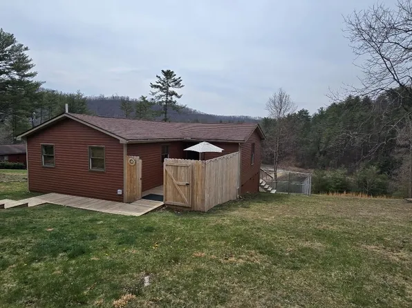 33 Lake Rd, Daniels, WV 25832