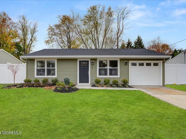 7 Academy Street, Farmingdale, NJ 07727