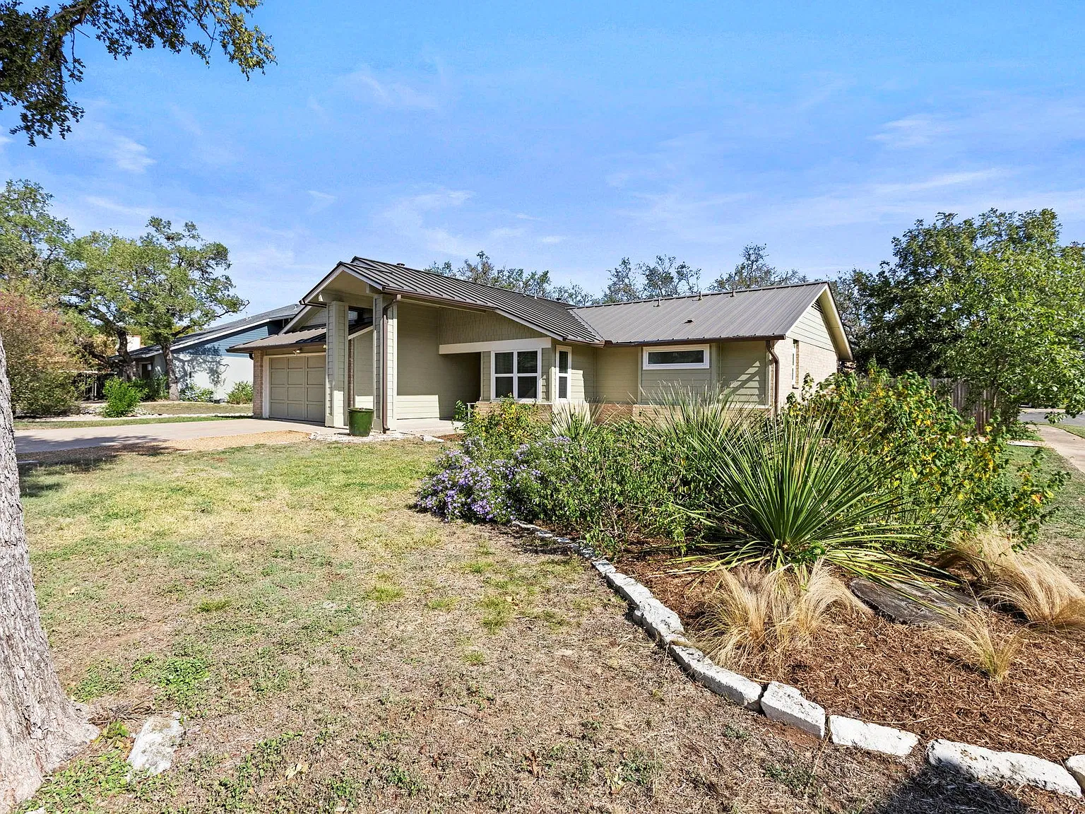 3 bed, 2.0 bath, 1930 sqft, $3,250 — Photo 2