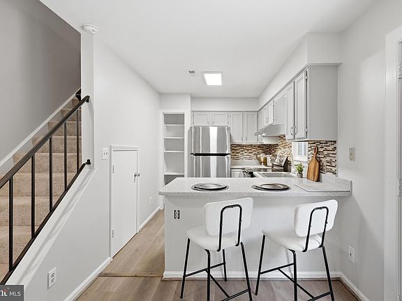 4th image of 6015 Chestnut Hollow Ct