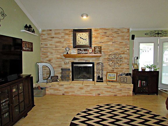 3rd image of 605 Belmont Dr