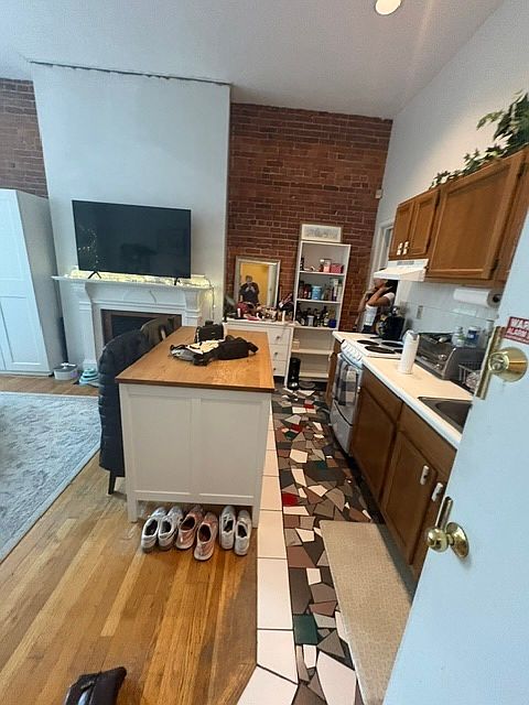 2nd image of 47 Hereford St APT 2R