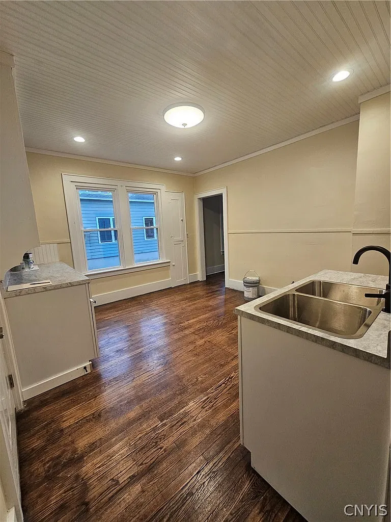 3 bed, 1.0 bath, 4040 sqft, $1,500 — Photo 3