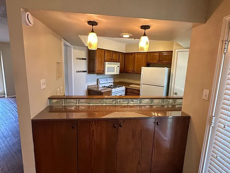 630 W Canty St #B4 — Photo 2