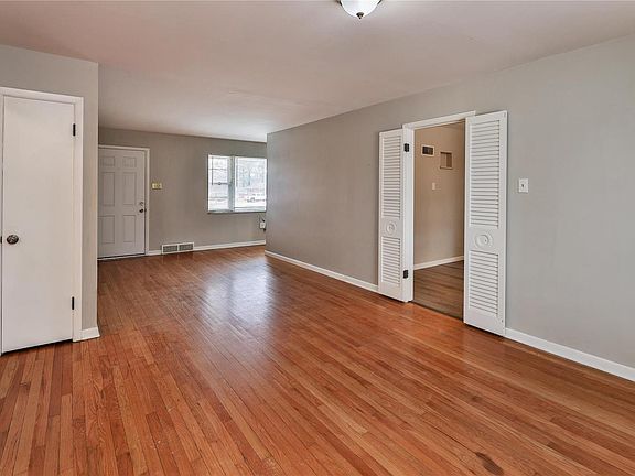 4th image of 11520 Poggemoeller Ave