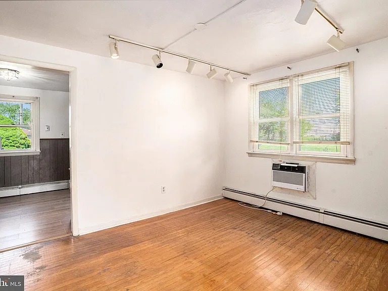 819 W 4th St — Photo 8