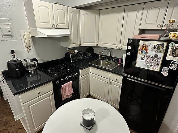 4th image of 247 E 33rd St APT 5C