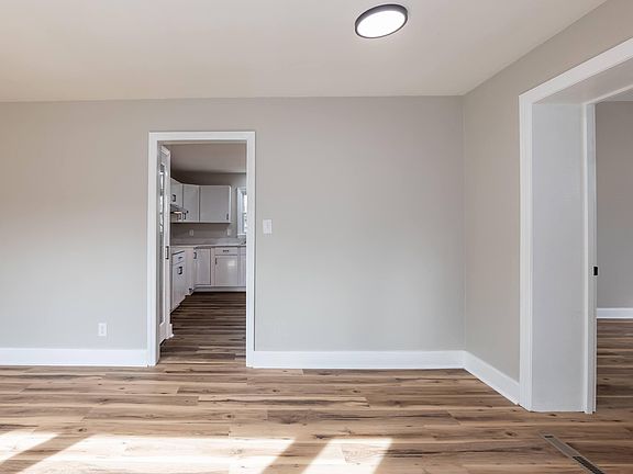 4th image of 802 Roanoke Ave