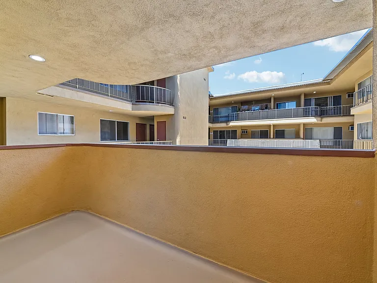 El Dorado - 1342 N. Fuller Avenue — Photo 33