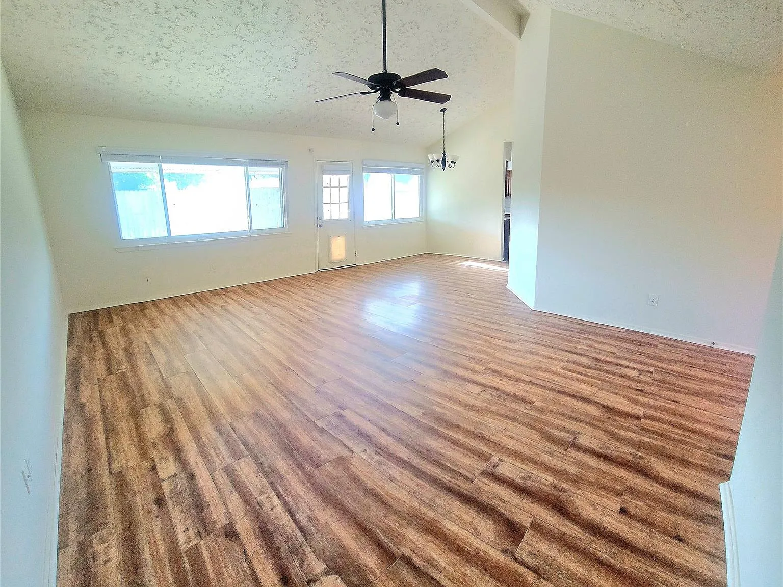 3 bed, 2.0 bath, 1237 sqft, $1,750 — Photo 4