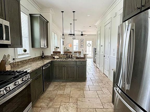 4th image of 320 Madison Cir