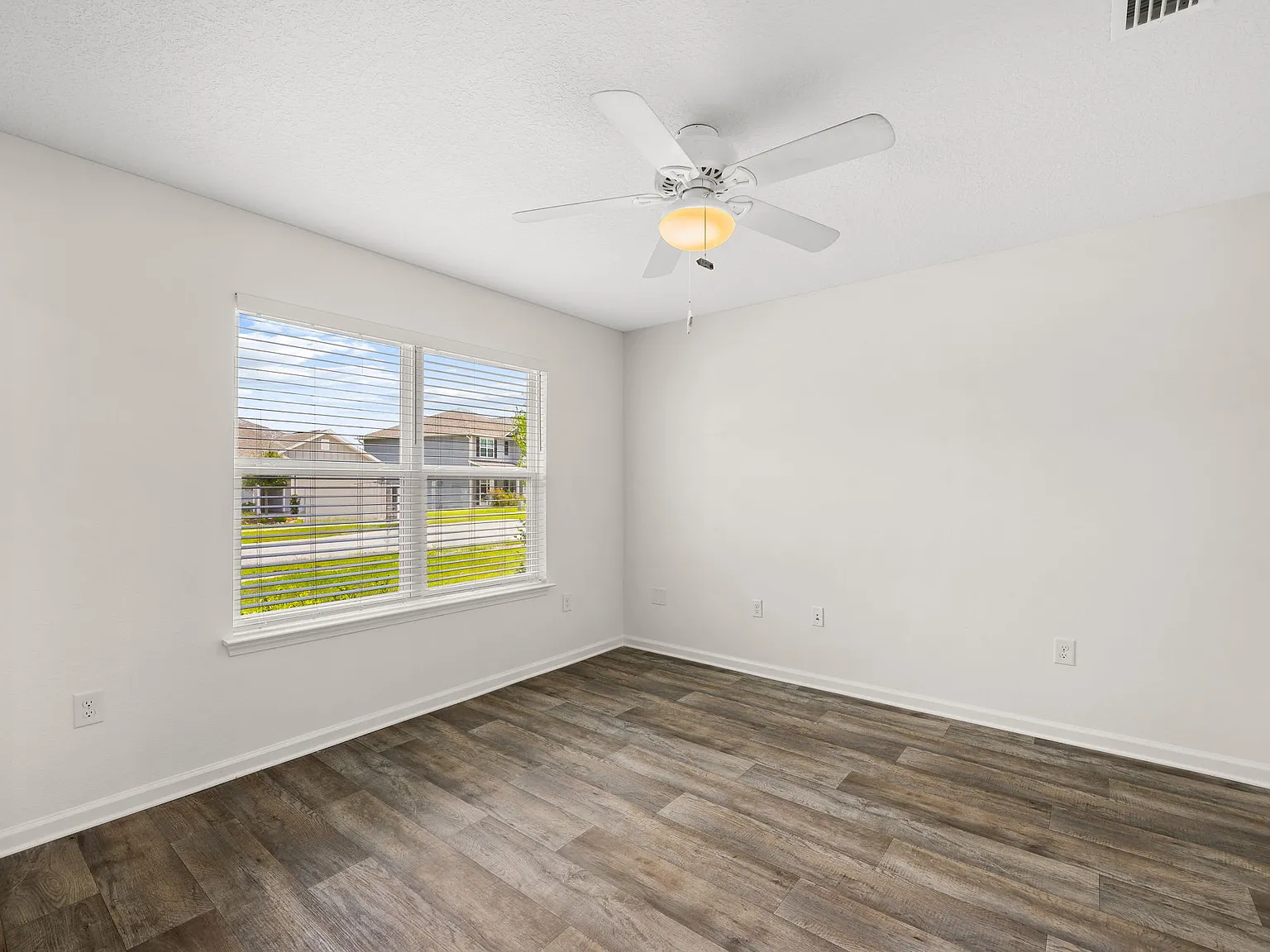 4 bed, 2.5 bath, 2361 sqft, $2,745 — Photo 4