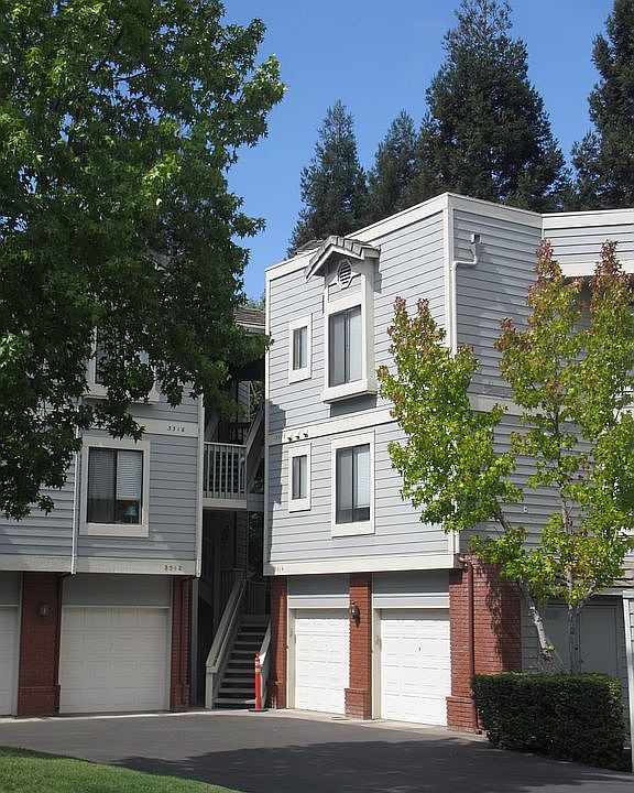 3318 Smoketree Commons