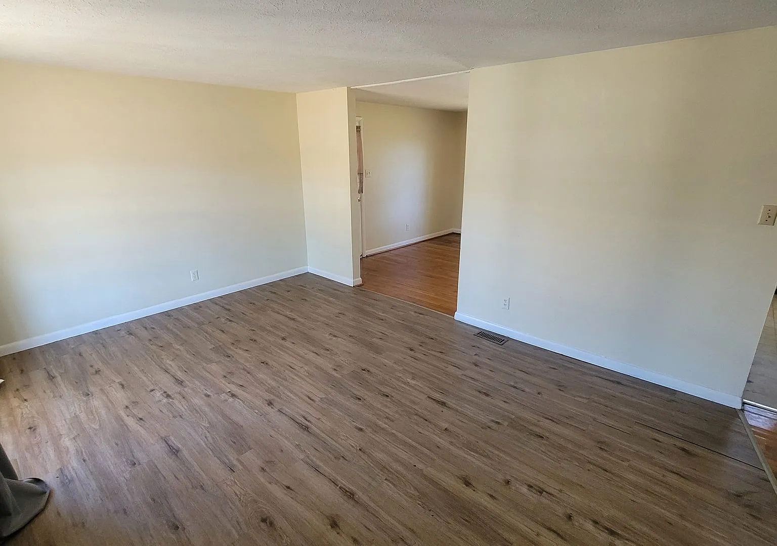 3br Ranch home on large lot — Photo 3