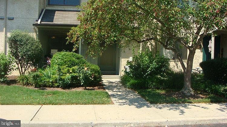 1st image of 220 Hampshire Dr