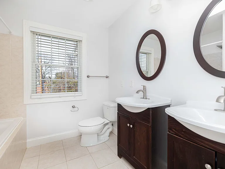 54 E Silver St #B — Photo 12