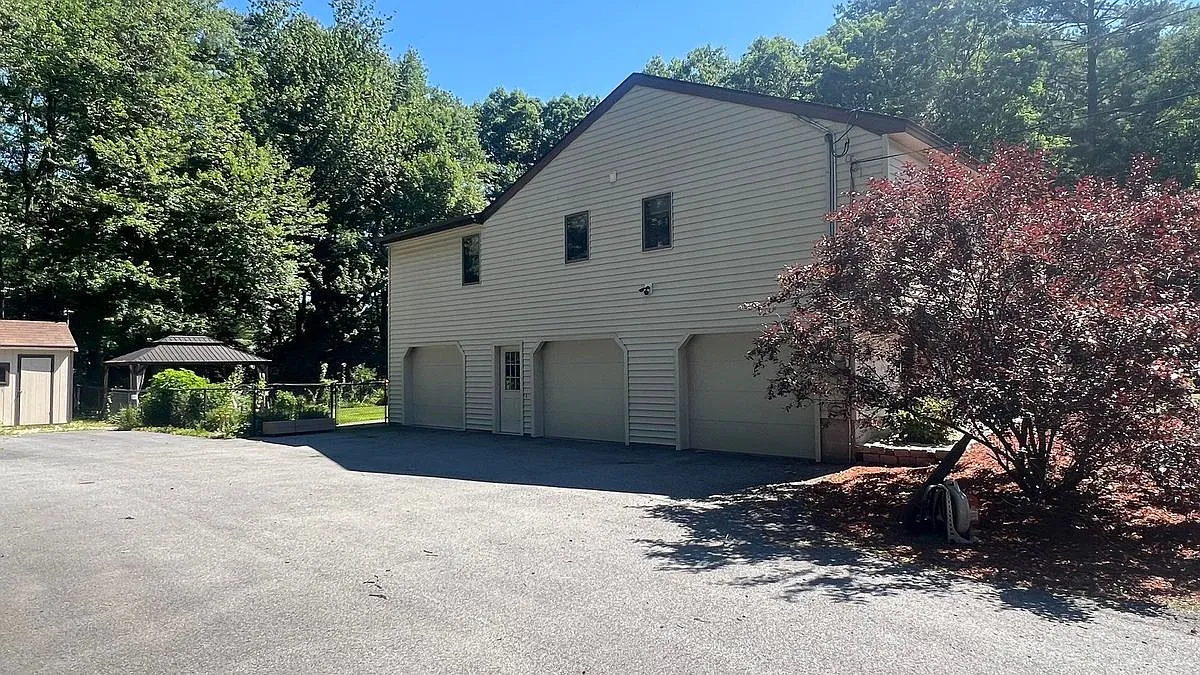 2 bed, 2.0 bath, 2364 sqft, $3,800 — Photo 4