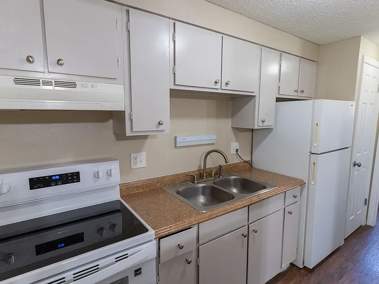 Lorinda Apartments — Photo 14