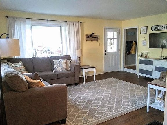 4th image of 688 Skyway Dr