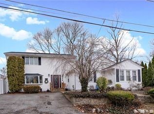 11 Oakhurst Ave, North Providence, RI 02911