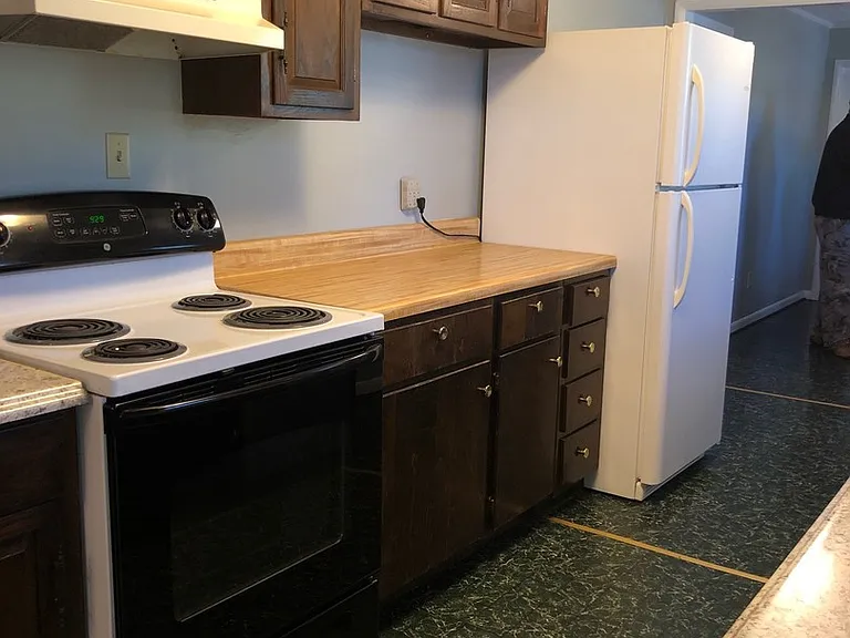 98 Montclair Cir — Photo 3