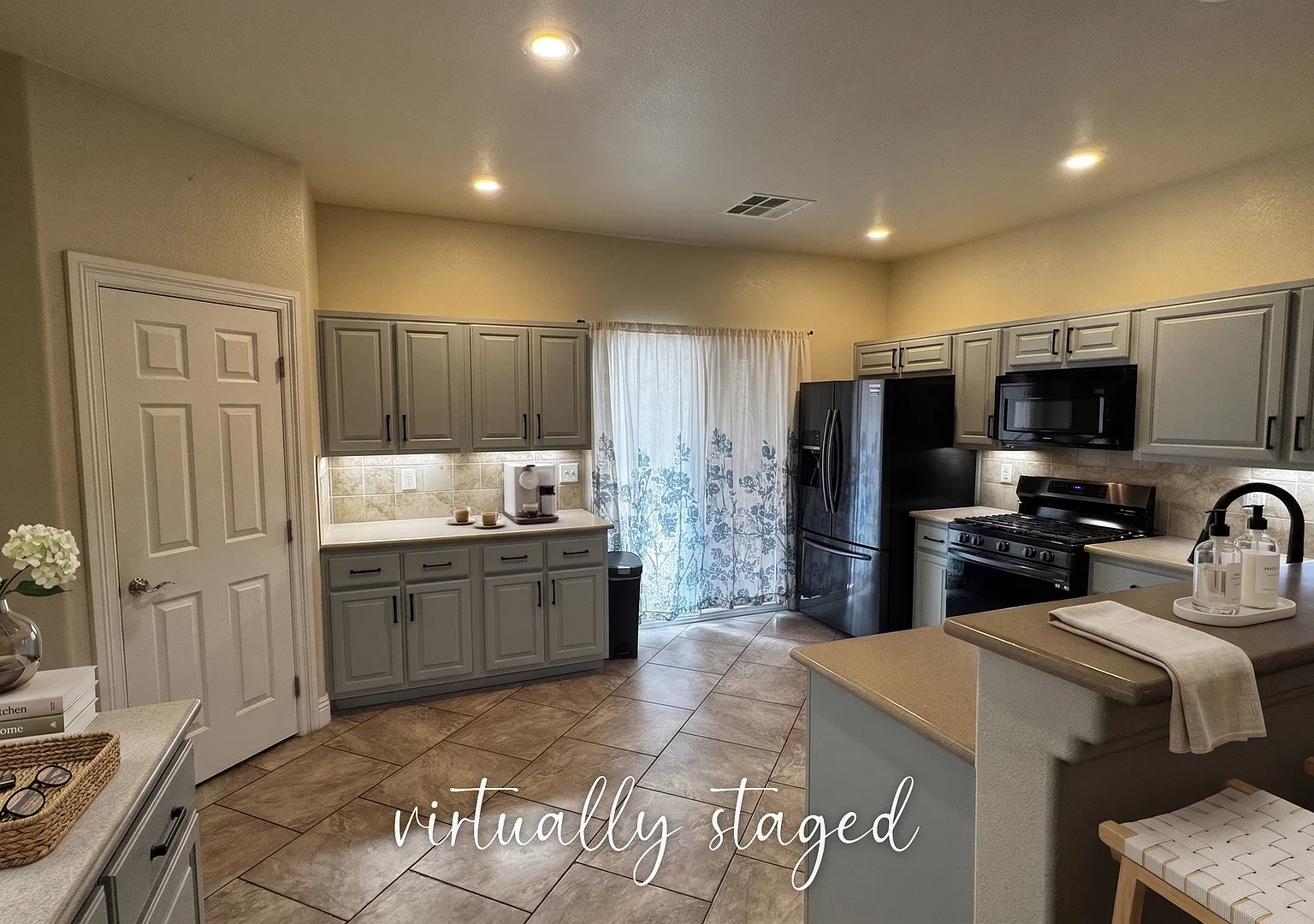 Upscale Executive Living — Photo 3