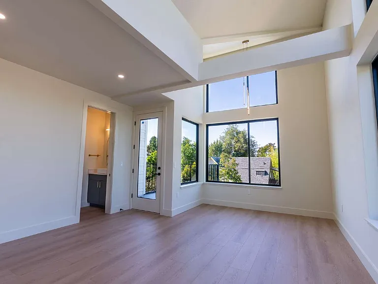 822 W 22nd Ave — Photo 13